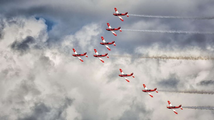 Flygflottor från hela världen kan visa upp sig i Dala-Järna. Vid förra flygfesten deltog Swiss Air Force PC-7 i sådana här formationer. Foto: Jörgen Nilsson