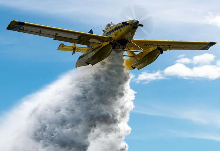 Så här kan det gå till när man bekämpar bränder från luften. Flygplanet, en Air Tractor AT-802 Fire Boss, var med på förra flygfesten 2022. Foto: Daniel Nilsson