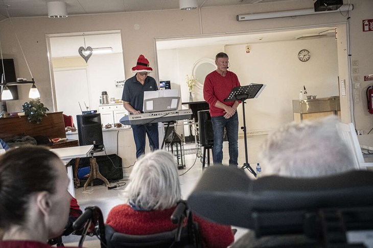 Duon drog av repertoaren för Munkbohemmets boende dagarna innan jul och tyckte att det var en självklarhet att sprida musiken. Foto: Christian Larsen