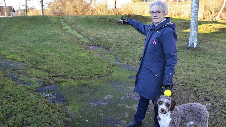 Monica Stolpe-Jansson hade hoppats att asfaltsgångarna skulle snyggats upp i somras. Foto: Maria Karlsson