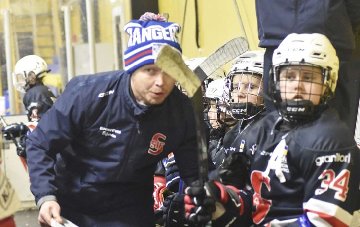 Coachning är viktigt under en hockeymatch. Foto: Niclas Bergvall