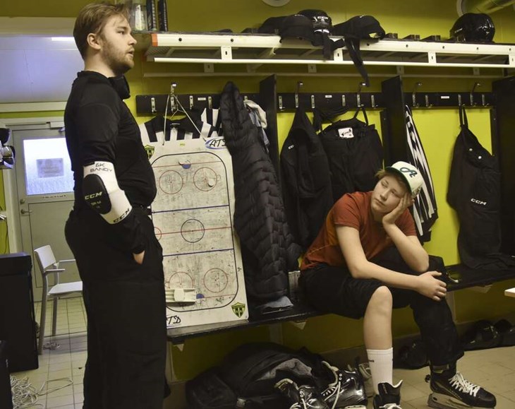 Filip Persson går igenom matchen han och kollegorna ska döma. Till höger sitter Julian Ahlberg. Foto: Niclas Bergvall