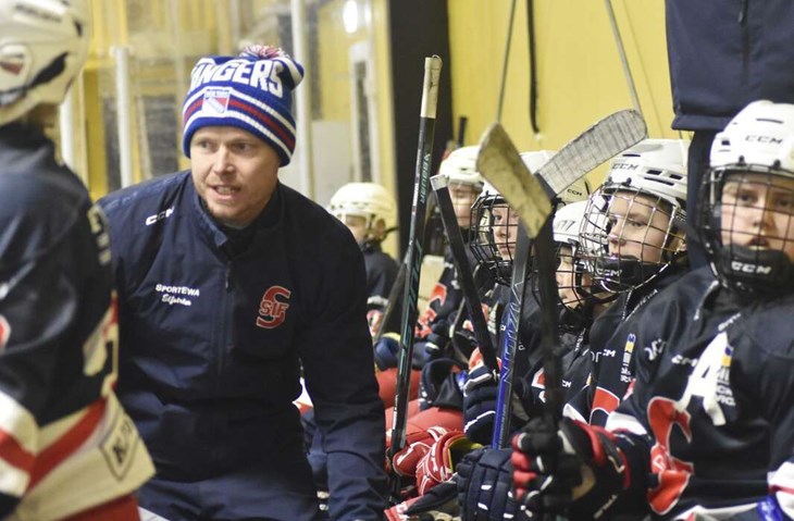 Coachning är viktigt under en hockeymatch. Foto: Niclas Bergvall