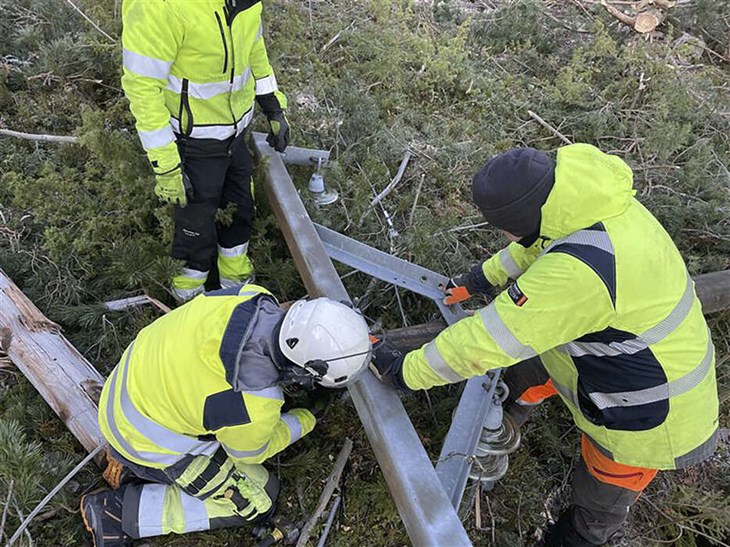 Dagen för Nyårsafton var fem arbetslag ute för att återställa strömmen. Foto: Hedemora Energi