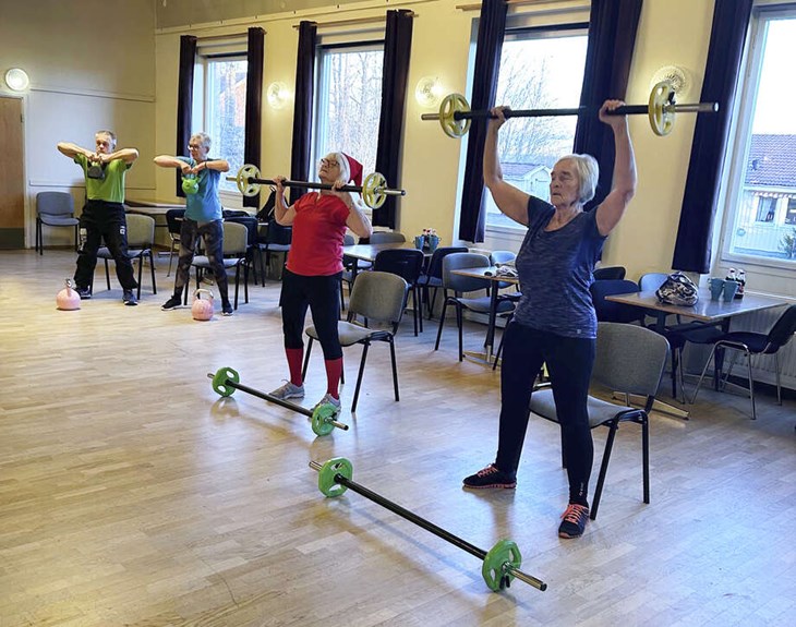 Så länge vädret tillåter kör träningsgruppen svettiga pass i det nya utomhusgymmet, men när höst- och vinterkylan tar över flyttar man in i det klassiska Hedenborg. Och intresset för seniorträningen i Svärdsjö uppges vara stort. Foto: Pernilla Sjörén