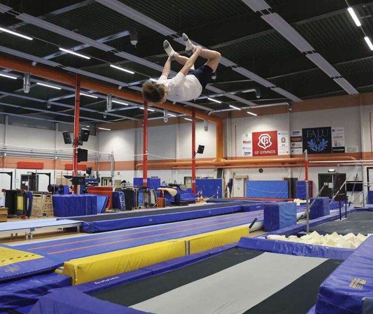 En av Mios styrkor är att han har bra kroppskontroll. När man snurrar snabbt i flera meter över marken gäller det att alltid veta var man befinner sig i luften. Foto: Malin Westling