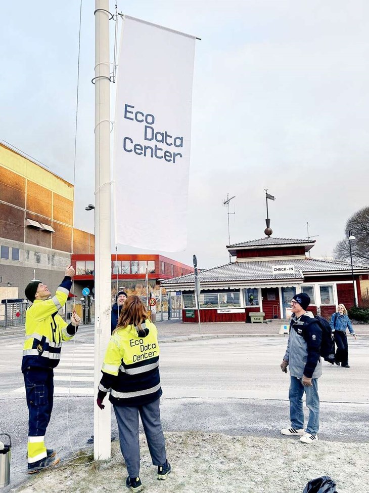 Nyligen hissade Ecodatacenter för första gången sina flaggor utanför anläggningen i Kvarnsveden. Borta är alla flaggor från Stora Ensos och Northvolts tid och nu ska det bli datacenter på nästan hela före detta KP-området. Foto: Karin Diffner
