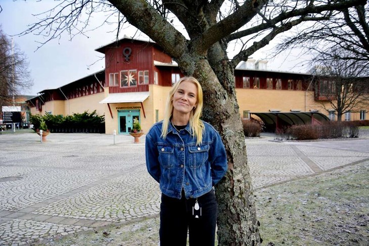 HR-chefen Annika Lidefelt pendlar själv från Stockholm till arbetet i Borlänge och Falun. "Men vi tittar efter stuga här", berättar hon. Foto: Karin Diffner