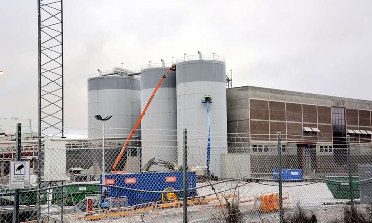 I dagarna monteras de tre stora tankarna norr om PM12 ner. Under året kommer successivt hela den gigantiska byggnaden att försvinna. Foto: Karin Diffner