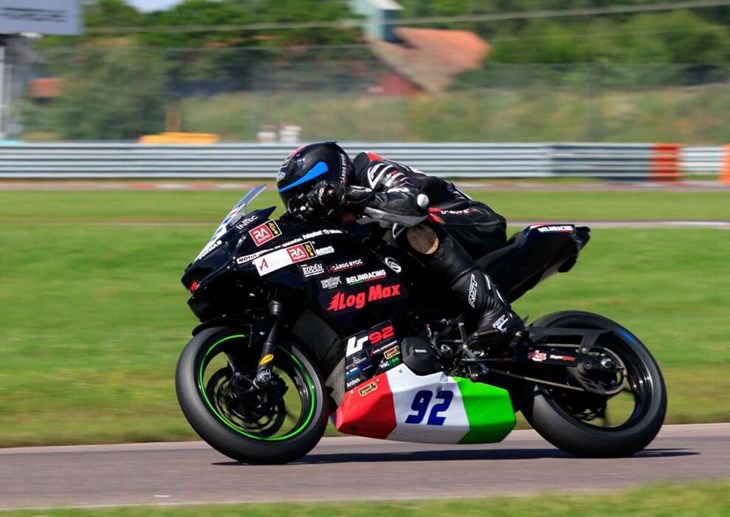 Under året har Belin Racing nått fina framgångar. Det har bland annat resulterat i två SM-titlar i Supersport 300 och där Lukas Rörborn (bilden) tog hem juniorklassen. Detta med den Falufostrade Fredrik Belin i rollen som teamchef och coach. Foto: Pressbi