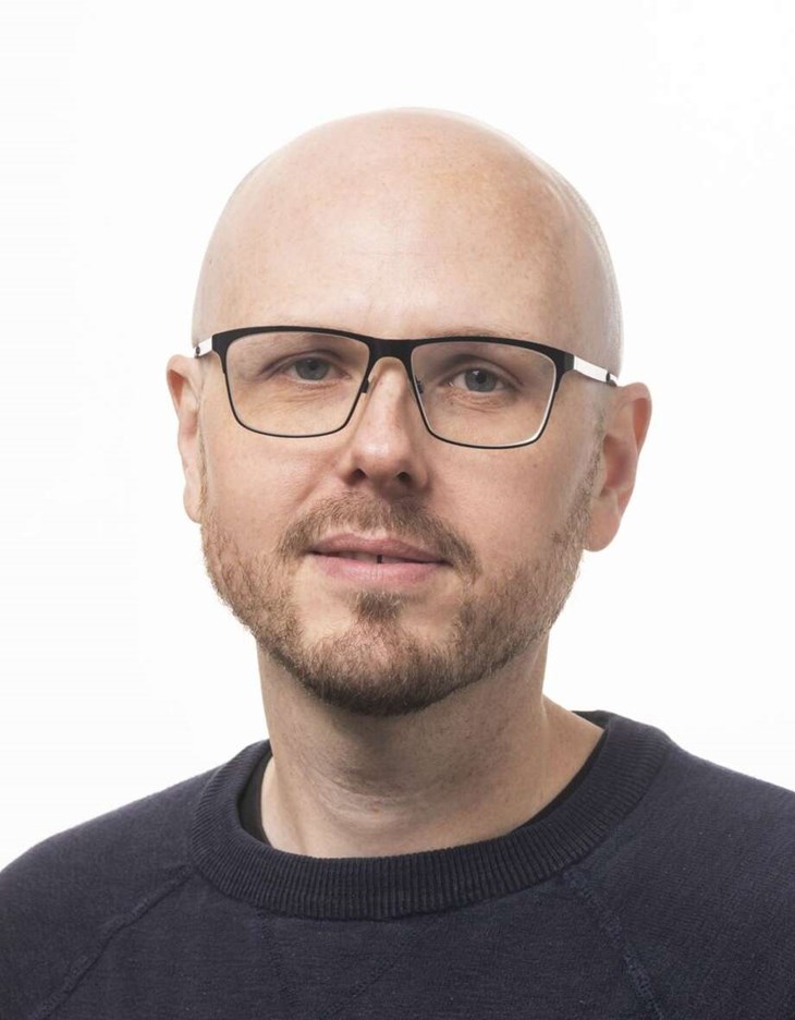 Christoffer Larsson, energi- och klimatrådgivare i Falun, säger att huvudsyftet med att installera solceller hela tiden har varit att själv få nytta av elen. Foto: privat