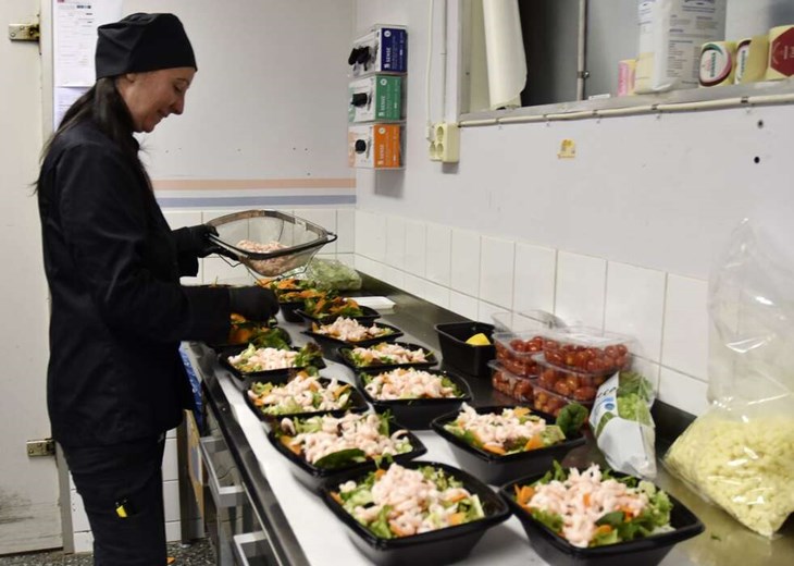 Butiken har nyligen startat egenproduktion och anställt Sofie Backlund som här fixar till sallader. Foto: Niclas Bergvall