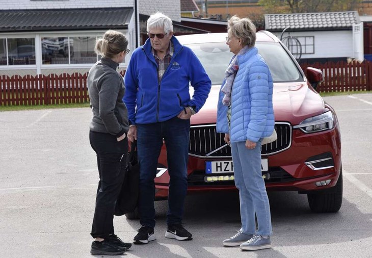 Sandra får en pratstund med några stammisar. Foto: Niclas Bergvall