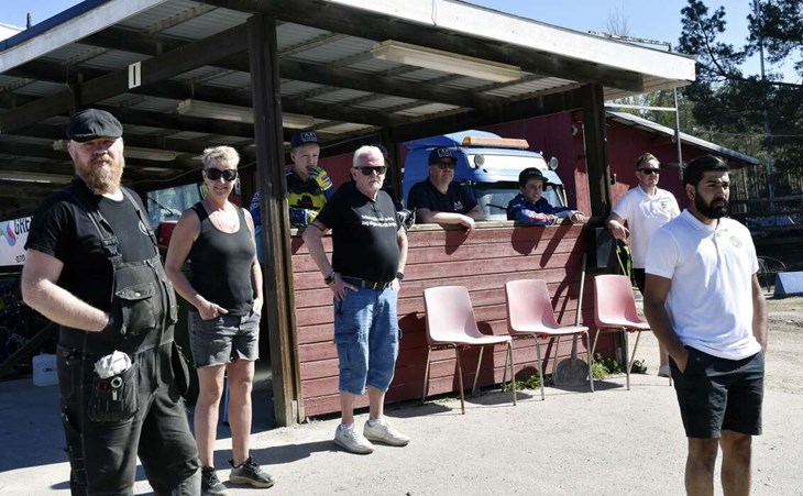 Det är inte så tokigt att kolla in lite speedway i sommarvärmen. Foto: Niclas Bergvall