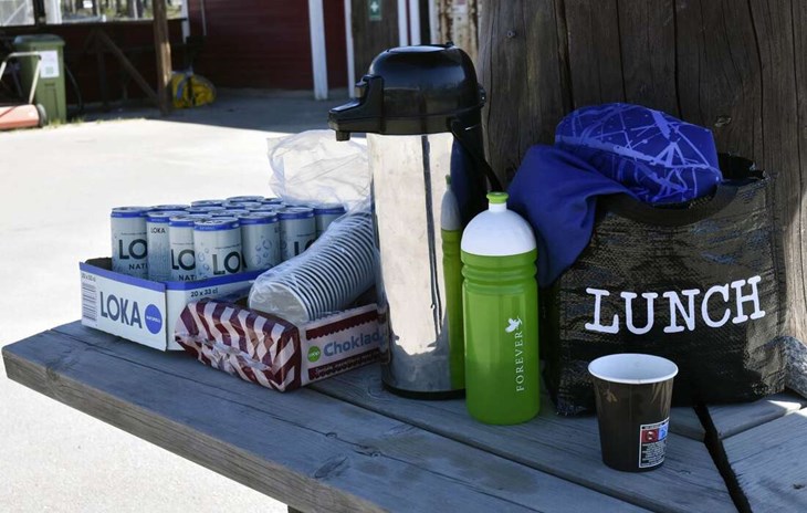 Kaffe och kaka samt dricka ska det givetvis finnas vid ett träningspass. Foto: Niclas Bergvall