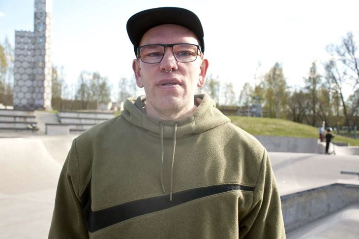 "Har man trygga ledarpersoner på plats som kan hjälpa barnen att komma in i gemenskapen så hjälper det jättemycket", säger Niklas Persson, projektledare vid Sveriges Skateboardförbund. Foto: Lisa Björklund