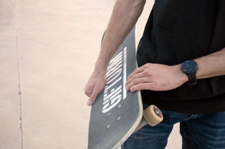 "Har man lite asfalt – går det att rulla – så kan du skatea var och hur du vill", säger Amir, som gillar friheten med skateboarding. Foto: Lisa Björklund