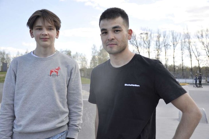 Hugo Eriksson och Amir Bagheri har båda deltagit i Erasmusprojektet Skateboarding Beyond. Här är de i Skateparken i Avesta. Foto: Lisa Björklund