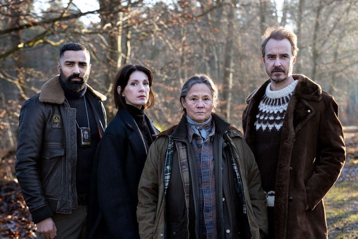 I huvudrollerna i tv-serien Riksmord spelas av från vänster: Alexander Abdallah, Nina Zanjani, Pernilla August och Jonas Karlsson. Två av åtta avsnitt utspelar sig i Borlänge och har nu börjat spelats in. Foto: Særún Hrafnkelsdóttir Norén