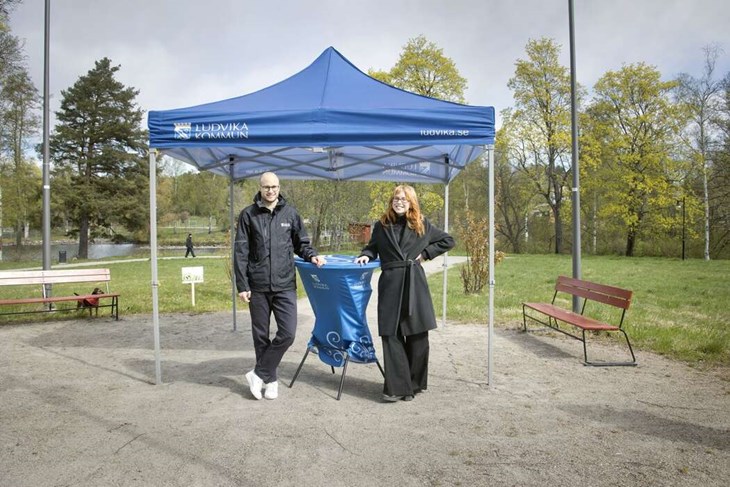 "Invånarnas perspektiv är en jätteviktig del i vårt dagliga arbete och framför allt för översiktsplanen", framför planenheten chef Joel Lidholm, här på Rots äng tillsammans med samhällsplanerare Thyra Illerbrand. Foto: Sara Flodin