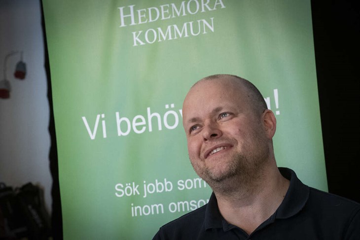 Niklas Nordahl pusslar med sommarscheman och efterlyser ytterligare cirka 30 personer på lönelistan. Foto: Christian Larsen