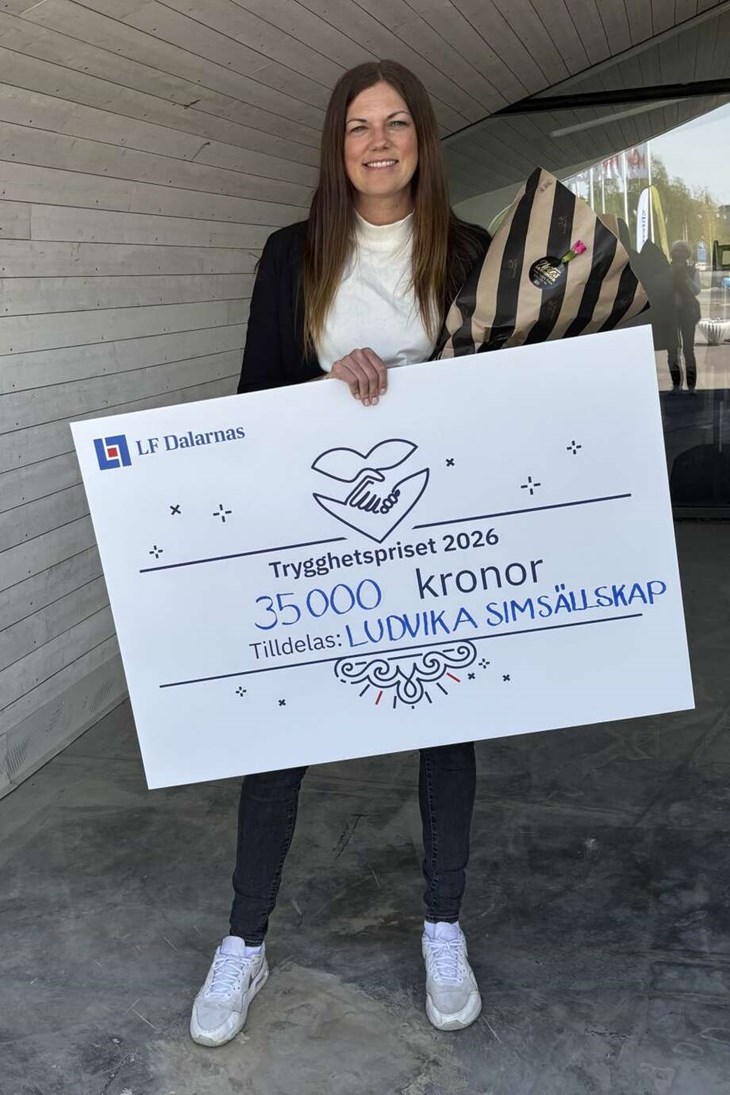 Ida Bodin på Ludvika Simsällskap mottog LF Dalarnas Trygghetspris på 35 000 kronor. Foto: Pressbild