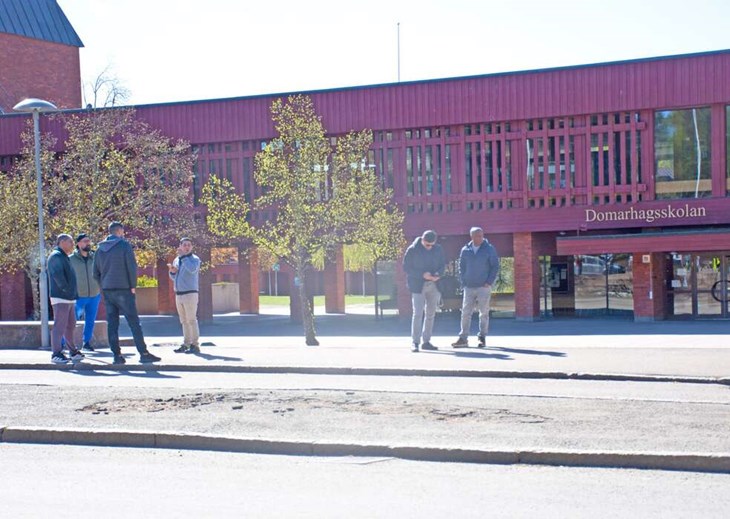 Oroliga föräldrar väntade utanför Karlbergsgymnasiet under förmiddagen den 6 maj. Foto: Lisa Björklund