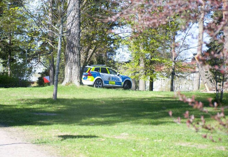 Polis cirkulerade runt om i centrala Avesta, här i Karlbergsparken. Foto: Lisa Björklund
