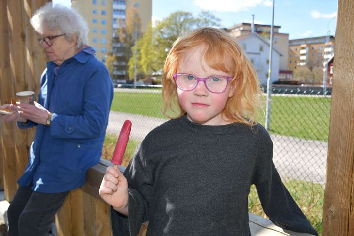 Ruth Sidhage uppskattade att vara ute och fika. Foto: Alva Folkesson