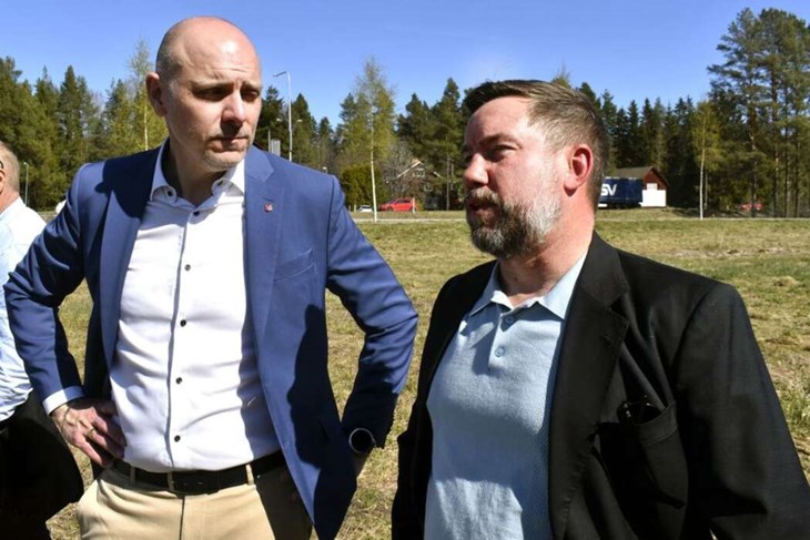 Fredrik Jarl och Per Edstam pustar ut efter spadtaget i det strålande solskenet på valborgsmässoafton. Foto: Pär Sönnert