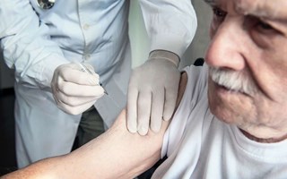 Gratis vaccin för seniorer – men Dalarna sent ut